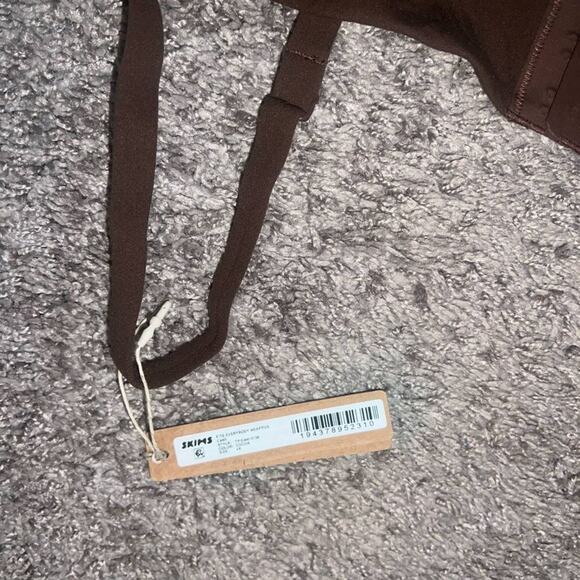 SKIMS Fits Everybody Adaptive Cami - Skims Shirt - Skims Tops - Picture 2 of 2